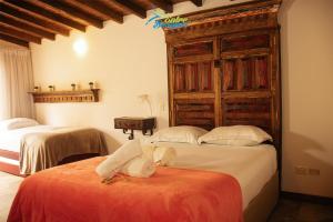 um quarto de hotel com duas camas num quarto em Entrebosques em Santa Elena