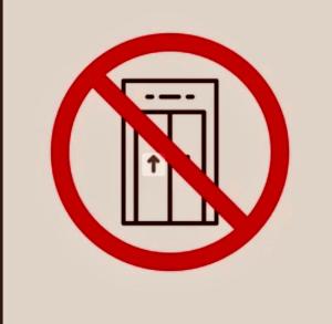 una señal de prohibición roja con una puerta. en Carolinas Apartment - RAP 5, en Copenhague
