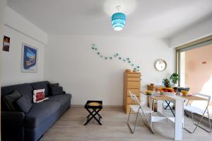 a living room with a couch and a table at Confortable Studio à Menton in Menton