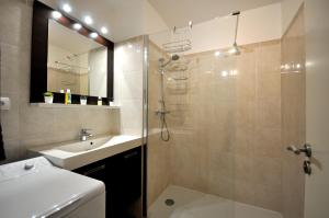 Un baño con ducha, lavabo y espejo. en Confortable Studio à Menton, en Menton 3 fotos más