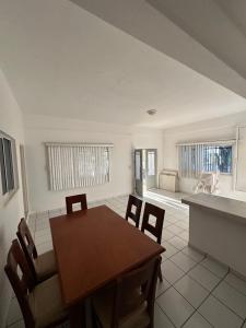 a kitchen and dining room with a table and chairs at Bonita Casa de Campo en Celestino Gasca in Celestino Gasca