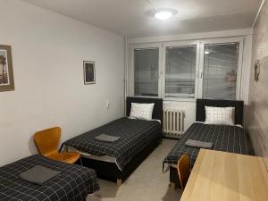 Habitación con 2 camas, mesa y sillas en Warszawa Zachodnia en Varsovia