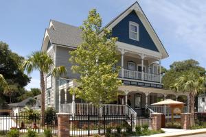 una casa azul con una valla delante de ella en MayLi Place Luxury King Suite Downtown St Augustine, en St. Augustine