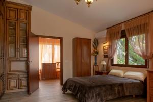 a bedroom with a bed and a large window at La AMISTAD Apartamento en Chalet con piscina compartida in Calpe