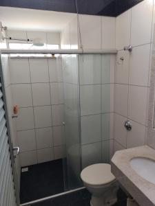 ein Bad mit einer Dusche, einem WC und einem Waschbecken in der Unterkunft Casa Bela Vista da Serra da canastra in São Roque de Minas