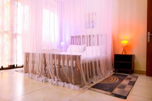 een slaapkamer met een bed met witte kussens bij Ahva II Residence in Jinja