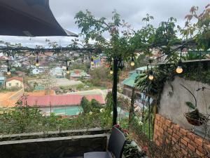 een balkon met uitzicht op de stad bij DALAT INN DISCOVERY HOSTEL in Da Lat