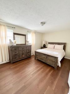 a bedroom with a large bed and a mirror at Charming 3BR 1.5BA Cozy Haven in Rome