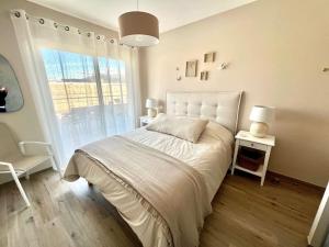 Postel nebo postele na pokoji v ubytování joli T4 centre ville Porticcio