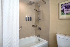La salle de bains est pourvue d'une douche, de toilettes et d'une baignoire. dans l'établissement The Westin Boston Seaport District, à Boston
