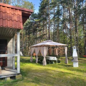 LipuszにあるAgro Breza- domki letniskoweの芝生の上にテーブルを置いた展望台