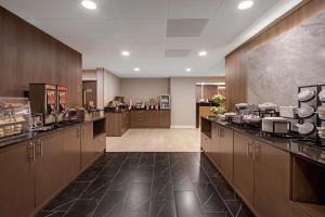 a large kitchen with aasteryasteryasteryasteryasteryasteryasteryasteryasteryasteryastery at Best Western Plus Meadowlands in Secaucus