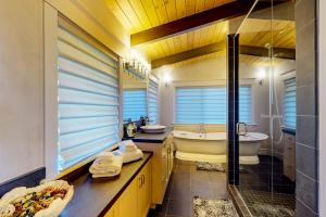 グアララにあるOceanfront Dream Hideawayの浴槽、トイレ、洗面台を備えたバスルーム +33枚の写真