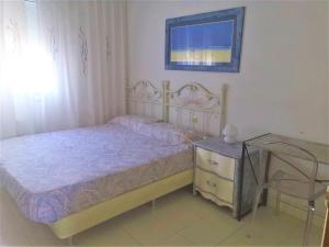 1 dormitorio con 1 cama, 1 mesa y 1 silla en HOSTEL ALOHA a 3 calles del Mar, en Sant Salvador