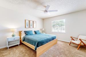 a bedroom with a bed and a ceiling fan at Poolside Postcards in Kissimmee +17 photos
