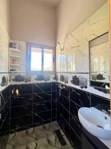 Oulad YoussefLa Casa Blanca • Ecolodge Vert的浴室里有洗手池和镜子