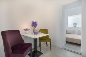 Habitación con mesa, silla y cama en VIVERIA, en Oradea