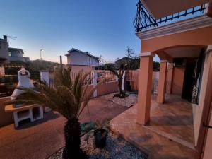 - un balcon d'une maison avec un palmier dans l'établissement Casa Vacanza Pula, à Pula