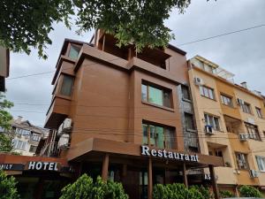 un edificio di fronte a un hotel di Хотел-ресторант Астория a Pazardžik