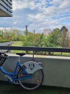 ein Fahrrad, das neben einem Balkon mit Aussicht parkt in der Unterkunft Appartement en résidence - Trappes in Trappes