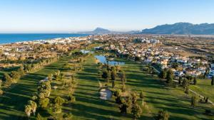 einen Luftblick auf einen Golfplatz neben dem Meer in der Unterkunft Villa Cisne by Oliva Nova in Oliva