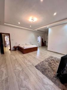 ein großes Zimmer mit einem Bett in der Mitte in der Unterkunft Sublime Villa in Cotonou