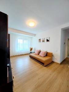 a living room with a couch in the middle at Apartament Central 3 camere in Craiova