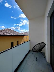 einen Stuhl auf dem Balkon eines Gebäudes in der Unterkunft Apartament Central 3 camere in Craiova