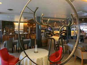 um restaurante com cadeiras e mesas vermelhas e um espelho em Ellivuori Resort Paradise em Sastamala