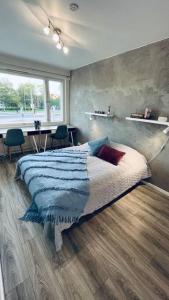 um quarto com uma cama com um cobertor azul em Fresh apartment 450m to Turku bus station em Turku