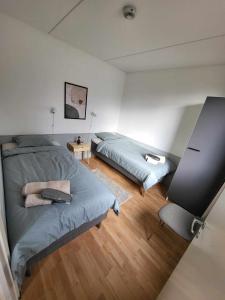 um quarto com 2 camas e uma televisão de ecrã plano em Ellivuori Resort Paradise em Sastamala