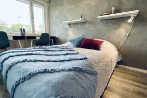 Un pat sau paturi într-o cameră la Fresh apartment 450m to Turku bus station