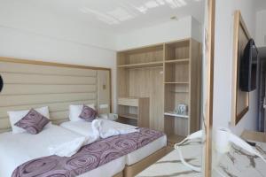 Postel nebo postele na pokoji v ubytování Tsokkos Protaras Beach Hotel