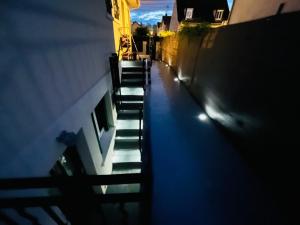 弗朗斯地區特朗布萊的住宿－VILLA LINDA，夜晚在建筑物上爬几段楼梯