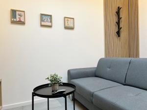 a living room with a couch and a table at T1Bis centre ville avec Patio in Saint-Jean-dʼAngély +4 photos