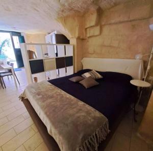 マテーラにあるLa grotta di Lulùのベッドルーム1室(大型ベッド1台付)