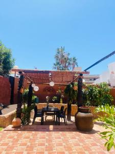 a patio with a table and chairs in a courtyard at Bungalow Paraiso in Callao Salvaje