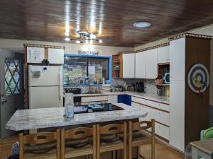 cocina con nevera blanca y mesa en Guppies Lakehouse-Prvt. Lake Acc, Close to Rainier, en Graham