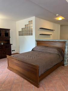 um quarto com uma cama grande num quarto em Casa Perin em Vezzano Ligure
