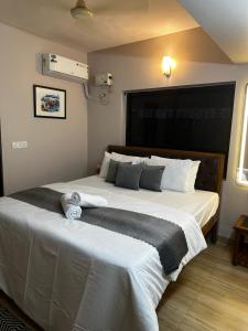 カナコナにあるPixels Luxury Modern Apartment 5 Min to Palolem Beachのベッドルーム(白いシーツを使用した大型ベッド1台付)