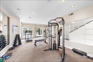 un gimnasio con dos cintas de correr y una cinta de correr en Ritz Pointe Paradise! en Dana Point