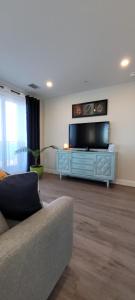 En tv och/eller ett underhållningssystem på Luxury Panorama Family-Sized Suite