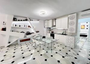 Η κουζίνα ή μικρή κουζίνα στο FASCINANTE Hogar en Cabo Pino en MARBELLA +171 φωτογραφίες