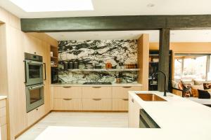 - une cuisine avec un évier et un comptoir dans l'établissement Stunning Villa in Princeton, NJ, à Princeton