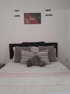 a large bed with white sheets and pillows on it at Meu lugar de Descanso in Cabo Frio +59 photos