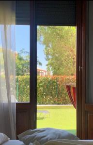 ein Schlafzimmer mit einem Fenster mit Blick auf einen Hof in der Unterkunft Relax Apartment Costa Esuri in Ayamonte