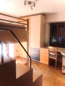Habitación con litera y escritorio. en Villa Indipendente en Castello di Fiemme