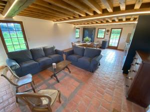 sala de estar con sofá y mesa en L'Etape Normande, en Sainte-Marguerite-des-Loges