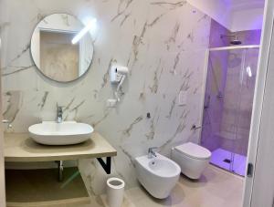 Koupelna v ubytování Gemini Luxury Rooms + 22 fotografií