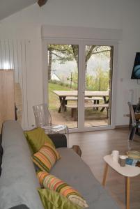 een woonkamer met een bank en een tafel bij Gite Mont Lozère in Le Pont-de-Montvert
